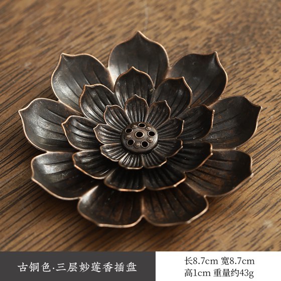 겹겹이 펼쳐진 꽃잎 모양의 연꽃 인센스 트레이